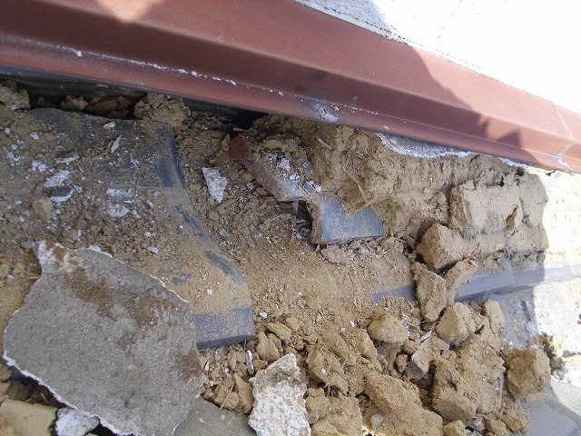 下地の土がボロボロ